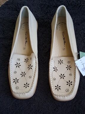 Thom McAn Floral Cut Out Slip-On Beige Leather Loafers